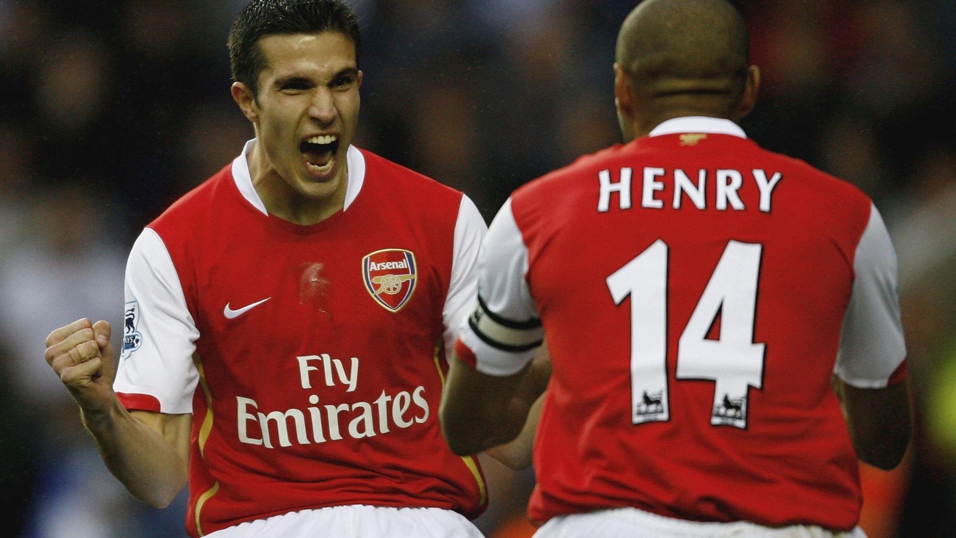 莱万多夫斯基在老鹰比赛中挺进下一轮，惊险取胜引发热议！